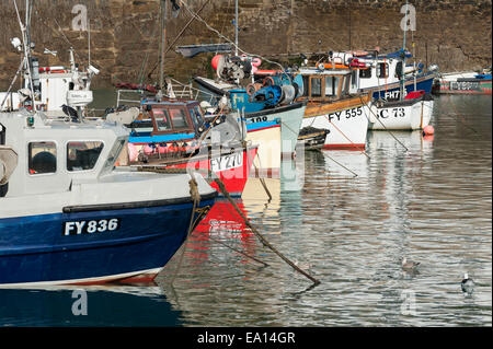 Chalutiers amarrés à Mevagissey harbour, Cornwall. Banque D'Images