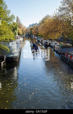 Canal bateaux amarrés à la Petite Venise, Londres, Angleterre, Royaume-Uni Banque D'Images