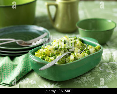 Salade de pommes de terre et les pois beurre à la menthe Banque D'Images