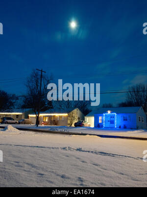 Rue calme avec des maisons en hiver dans la nuit Banque D'Images