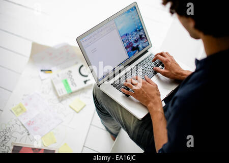 Graphic Designer using laptop Banque D'Images