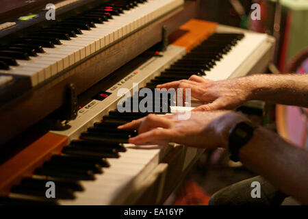 Mains sur orgue piano Banque D'Images