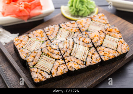 Futomaki avec tobico et tomago omelette Banque D'Images