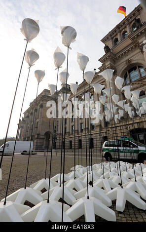 Berlin, Allemagne. 05Th Nov, 2014. Marqueurs ballon devant le Reichstag à Berlin, Allemagne, 05 novembre 2014. Pour la frontière de l'installation des feux à partir 07 novembre 2014, autour de 8 000 ballons blanc lumineux, placés le long d'un tronçon de 15 km de l'ancien mur de Berlin, commémorera la division de la ville. Photo : WOLFGANG KUMM/dpa/Alamy Live News Banque D'Images