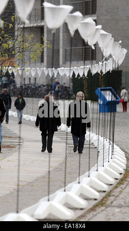 Berlin, Allemagne. 05Th Nov, 2014. Marqueurs ballon le long du pont Marschall à Berlin, Allemagne, 05 novembre 2014. Pour la frontière de l'installation des feux à partir 07 novembre 2014, autour de 8 000 ballons blanc lumineux, placés le long d'un tronçon de 15 km de l'ancien mur de Berlin, commémorera la division de la ville. Photo : WOLFGANG KUMM/dpa/Alamy Live News Banque D'Images