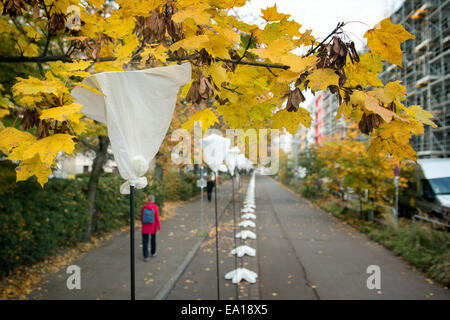 Berlin, Allemagne. 05Th Nov, 2014. Marqueurs de ballons le long de Sebastian Strasse à Berlin, Allemagne, 05 novembre 2014. Pour la frontière de l'installation des feux à partir 07 novembre 2014, autour de 8 000 ballons blanc lumineux, placés le long d'un tronçon de 15 km de l'ancien mur de Berlin, commémorera la division de la ville. Photo : MATTHIAS BALK/dpa/Alamy Live News Banque D'Images