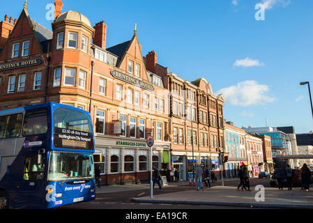 Un bus traversant la rue Station, à Nottingham, Angleterre Royaume-uni Banque D'Images