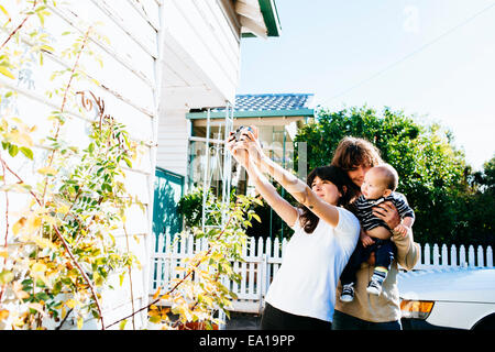 Femme famille prise à l'avant de la chambre selfies Banque D'Images