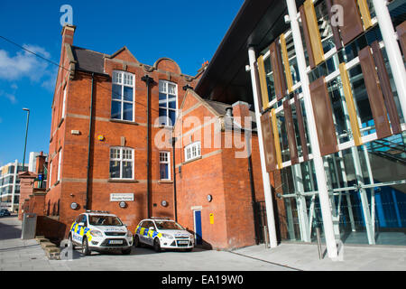 La police britannique des Transports à la gare dans la ville de Nottingham, Angleterre, Royaume-Uni Banque D'Images