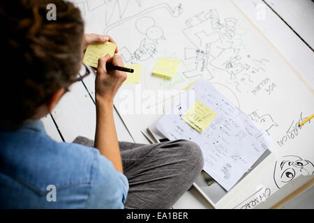 Designer graphique produisant des idées créatives sur marbre Banque D'Images