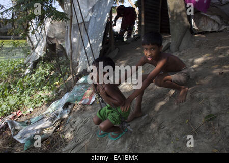 Narayangonj, au Bangladesh. 5Th Nov, 2014. Une fille joue sur une balançoire en vertu de l'arbre dans le Bangladesh © Zakir Hossain Chowdhury/ZUMA/Alamy Fil Live News Banque D'Images