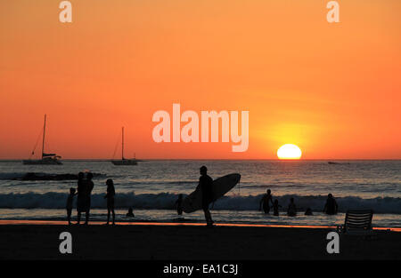 Coucher du soleil sur la plage de surf de Tamarindo Banque D'Images