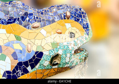 La mosaïque de la fontaine dans le parc de la tête de la salamandre Banque D'Images