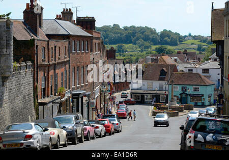 Vue vers le bas de la rue principale à Arundel dans le West Sussex, Angleterre. Avec des véhicules en stationnement et les personnes marchant autour. Banque D'Images