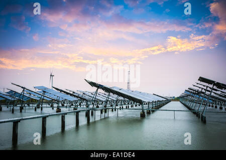 L'énergie solaire et éolienne dans le coucher du soleil Banque D'Images