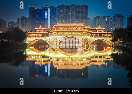 Pont anshun à Chengdu dans la nuit Banque D'Images