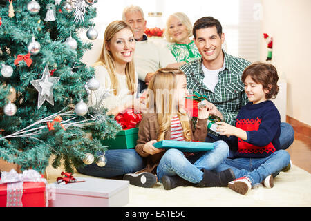 Famille heureuse avec les grands-parents faire de cadeaux à Noël Eve Banque D'Images