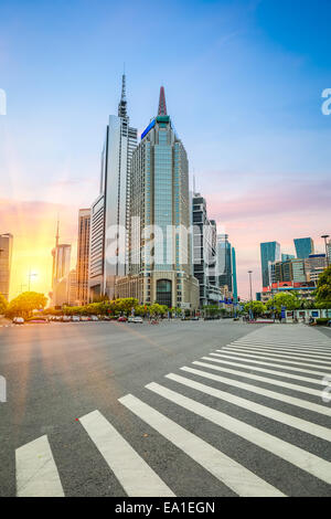 Shanghai century avenue dans le coucher du soleil Banque D'Images