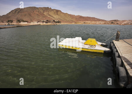 Bateau à une amarre en petit lac Banque D'Images