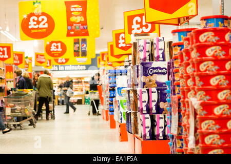 Dans une allée de supermarché Morrison's store, au Royaume-Uni. Banque D'Images