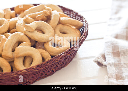 Tarallini bâtonnets de pain sur la table de cuisine Banque D'Images