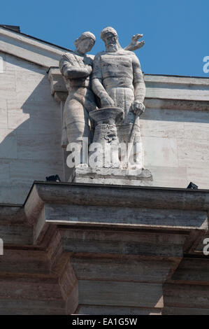Italie, Lombardie, Milan, Piazza Affari Square, Palazzo Mezzanotte, palais de la Bourse par Paolo Mezzanotte âge 1932, détail façade Banque D'Images