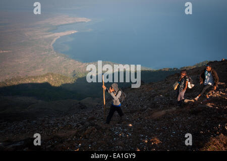 Les gens se promèneront ensemble lorsqu'ils descendent du sommet du volcan du mont Lewotolok, sur l'île de Lembata, à Nusa Tenggara, en Indonésie. Banque D'Images