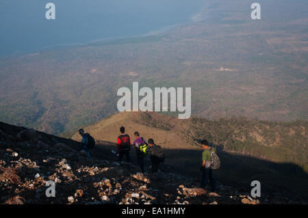 Les gens se promèneront ensemble lorsqu'ils descendent du sommet du volcan du mont Lewotolok, sur l'île de Lembata, à Nusa Tenggara, en Indonésie. Banque D'Images