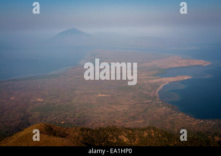 L'isthme de l'île de Lembata et du mont Boleng dans l'île d'Odonara est visible depuis le sommet du mont Lewotolok à Lembata, dans l'est de Nusa Tenggara, en Indonésie. Banque D'Images