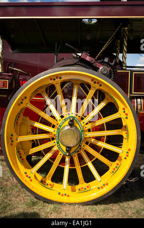 Grande roue de conduite d'un vieux moteur de traction à vapeur restauré Banque D'Images