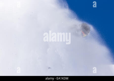 Motion shot de poudreuse avec lever du soleil et ciel bleu sur l'arrière-plan Banque D'Images