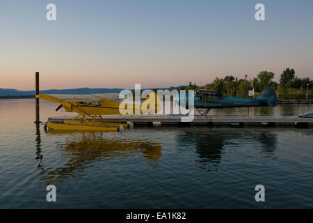 Cessna 195 et PiperSuper Cub amarré à la station Alouette des hydravions, Splash-In, Lakeport, en Californie, le comté de Lake, en Californie Banque D'Images