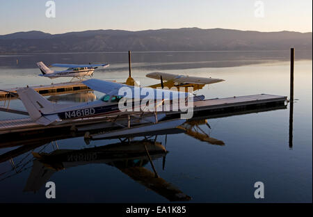 Les hydravions amarrés au Sky Lark Resort au Splash-In, Lakeport, en Californie, le comté de Lake, en Californie Banque D'Images