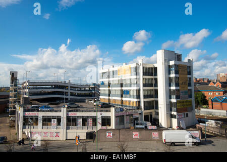 Un portrait de la nouvelle unité de développement (carrés Maison Souveraine) sur le côté sud de la ville de Nottingham, Angleterre, Royaume-Uni Banque D'Images