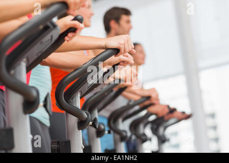 Fit people working out at spinning class Banque D'Images