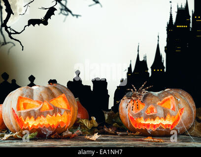 Concept de citrouilles d'halloween sur des planches. Cimetière de flou sur l'arrière-plan Banque D'Images