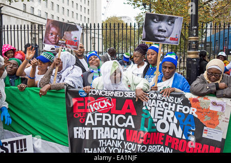 Les Sierra-léonais protestation devant Downing Street au Gouvernement britannique n'a pas pris de mesures sur le programme de vaccination contre le virus Ebola. Banque D'Images