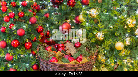 Décorations rouges et or sur l'arbre de Noël Banque D'Images