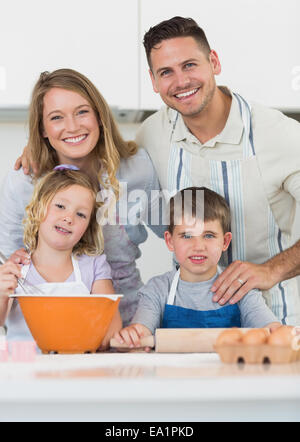 Family baking cookies au comptoir de la cuisine Banque D'Images