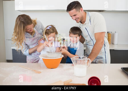 La préparation de la famille cookies au comptoir de la cuisine Banque D'Images