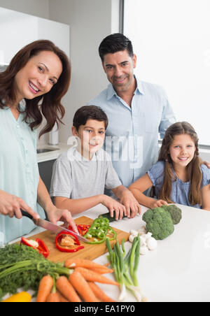 Hacher les légumes de la famille dans la cuisine Banque D'Images