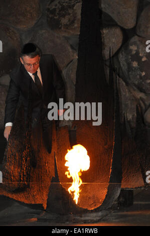 Le ministre tchèque des Affaires étrangères, Lubomir Zaoralek honoré victimes de l'Holocauste en allumant un feu et déposer une couronne dans le Yad Vashem aujourd'hui, le mercredi 5 novembre, 2014, disant sa tournée de l'histoire Musée de l'Holocauste était un puissant et magnifique expérience. Dans ses neuf galeries, le musée présente un récit de l'holocauste de la perspective juive. L'ordre chronologique, une interprétation est accompagné par les histoires personnelles des Juifs qui ont vécu et ont péri sous le régime nazi. Zaoralek a également visité la salle des noms avec les noms et les données personnelles de millions d'Holocauste vict Banque D'Images