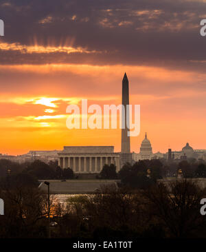 Fiery lever du soleil sur les monuments de Washington Banque D'Images
