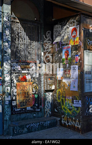 Ombre et lumière sur une porte avec des graffitis et affiches déchirées dans Willimsburg, Brooklyn, New York Banque D'Images