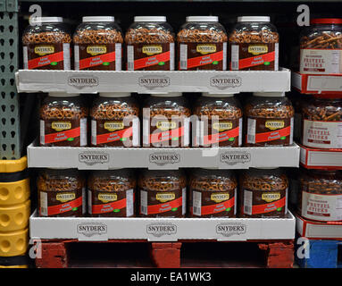 Pots de grande taille mini bretzels à vendre à BJ's Wholesale Club à Whitestone, Queens, New York. Banque D'Images