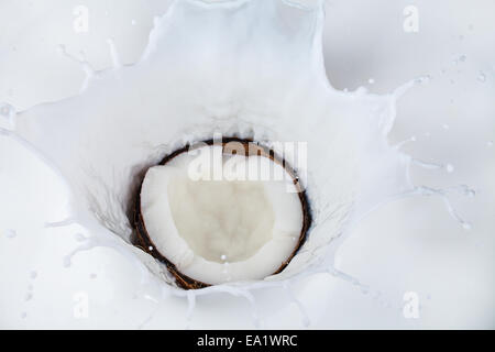 Couper la moitié du lait de coco tomber dans les éclaboussures Banque D'Images