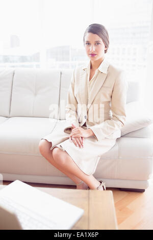 Young businesswoman sitting on sofa Banque D'Images