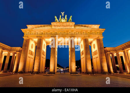 Allemagne, Berlin : la porte de Brandebourg par nuit Banque D'Images