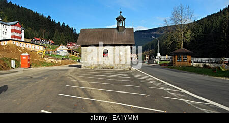 Petite chapelle près de parking en Pec pod Snezkou. Banque D'Images