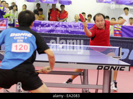 Phnom Penh, Cambodge. 5Th Nov, 2014. Ly Song Hong (R) du Cambodge renvoie une balle au cours d'un match dans l'Asie du sud-est 9ème des championnats de tennis de table au Stade olympique national à Phnom Penh, Cambodge, le 5 novembre 2014. © Sovannara/Xinhua/Alamy Live News Banque D'Images